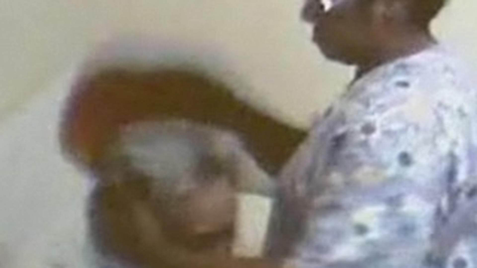 VIDEO INUMAN O batrana de 91 de ani, chinuita si umilita de o asistenta medicala!