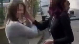 Bullying-ul în școlile din Craiova a ajuns la cote alarmante! Imagini șocante cu două eleve care se bat în plină stradă