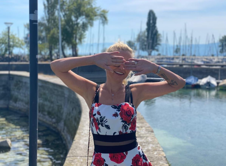 Cum arată Flori, mama ispitei Gabriella de la Insula iubirii. Blondina nu e străină de intervențiile estetice