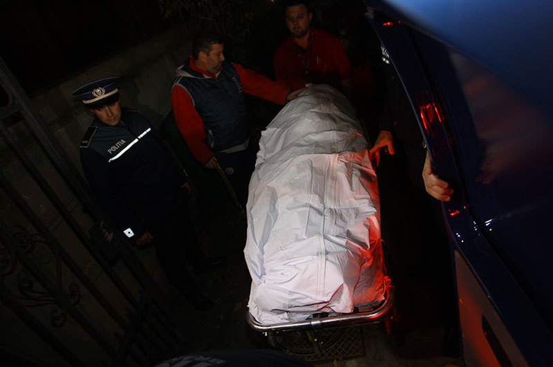 Trupul Stelei Popescu este urcat în maşina INML-ului
