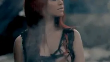 VIDEO Rihanna, cu un san la vedere in clipul Fly! Uite ce provocatoare este!