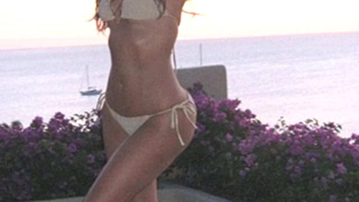 Kim Kardashian, sexy la rasarit! Munceste din greu ca sa arate asa