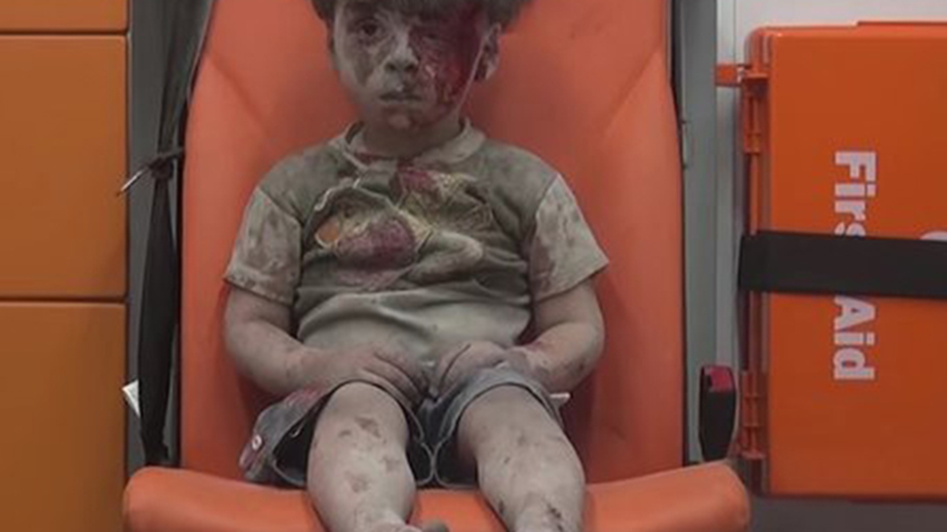 Fotografia cu EL a emoţionat milioane de oameni, însă fratele lui nu a mai putut fi salvat! Aceasta este drama din spatele imaginii care a devenit VIRAL!