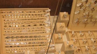 Doua tinere din Arad sunt cercetate dupa ce au furat bijuterii de 50.000 lei!
