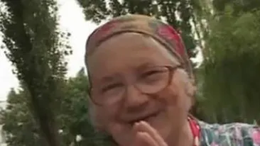 VIDEO My precious! Vezi reactia zapacitoare a unei babute care vede prima data in viata ei o camera de filmat! Da-o pe Facebook!