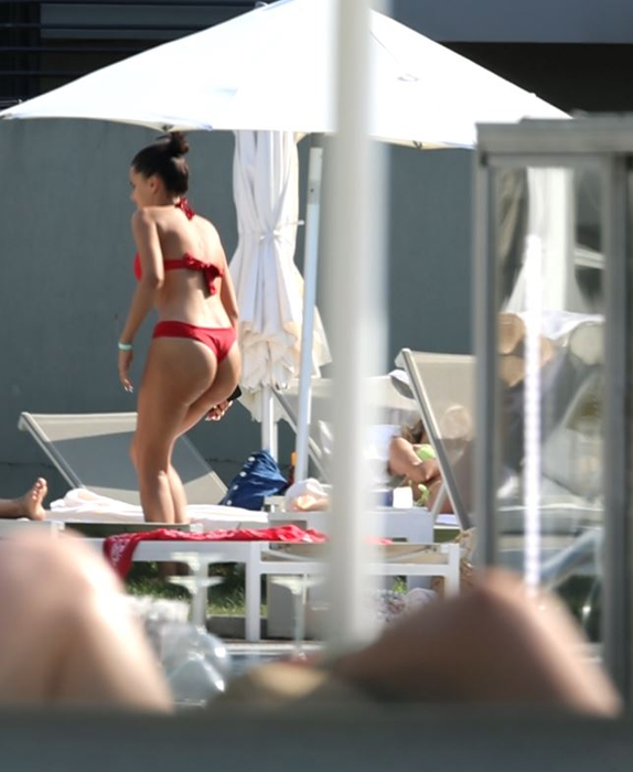 Bianca Marina, super-sexy la piscină  (Foto: CANCAN.RO)