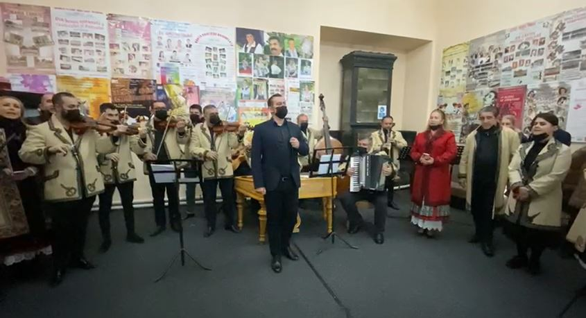 Primele imagini de la priveghiul artistului Petrică Mâțu Stoian. Ce a apărut în fața Ansamblului Folcloric ”Maria Tănase”