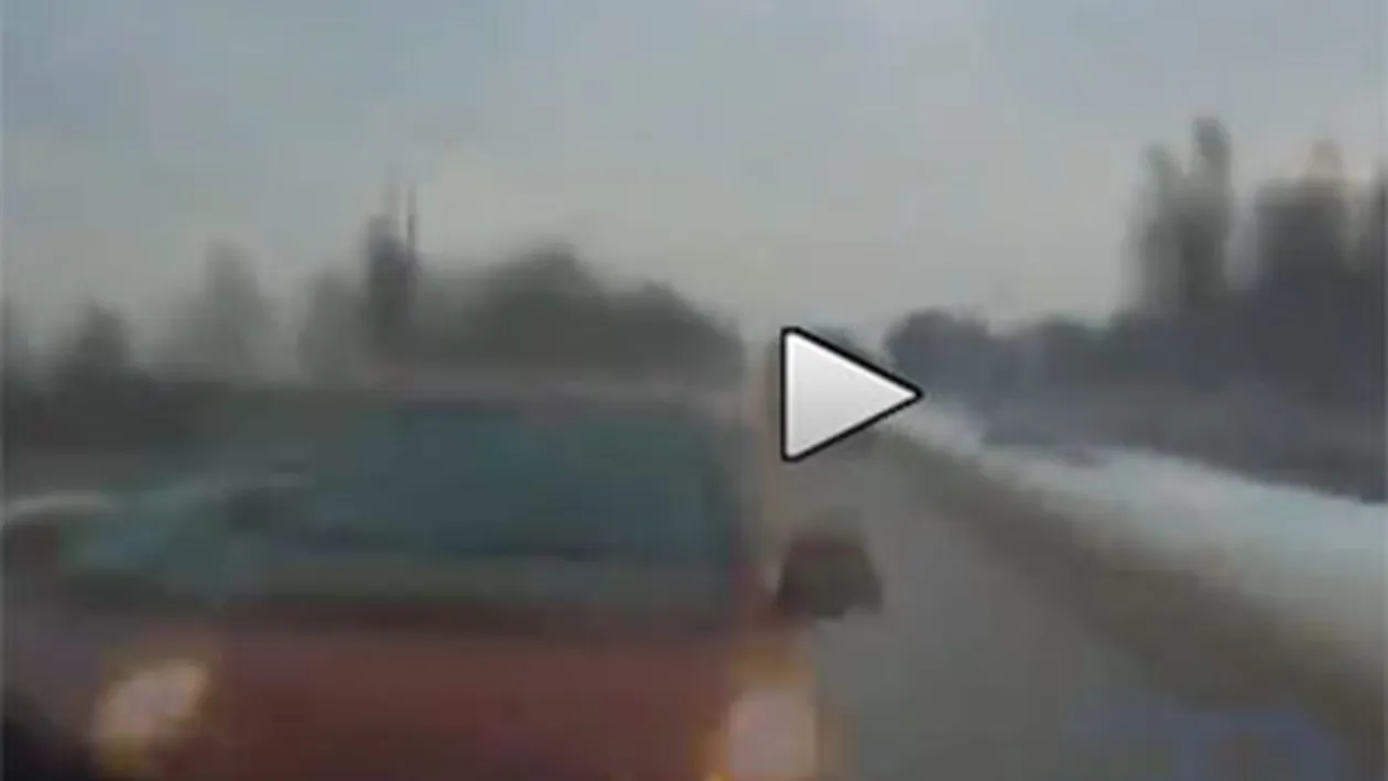 Accident terbil! S-au lovit frontal pe sosea iar impactul a fost devastator! Asa ceva nu ai mai vazut!