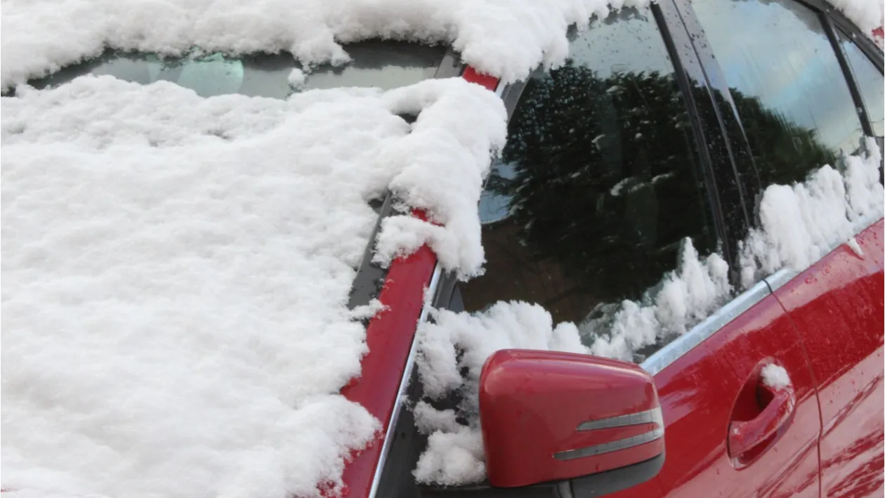 Cum să dezgheţi maşina, în doar câteva minute! Nu arunca niciodată apă fierbinte pe parbriz