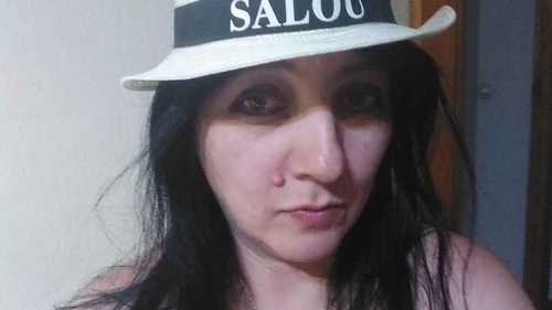 Ea e Mirela ”Dracu’ pe uscat”, românca de 45 de ani care se dezbracă pe Facebook. Imaginile au devenit virale
