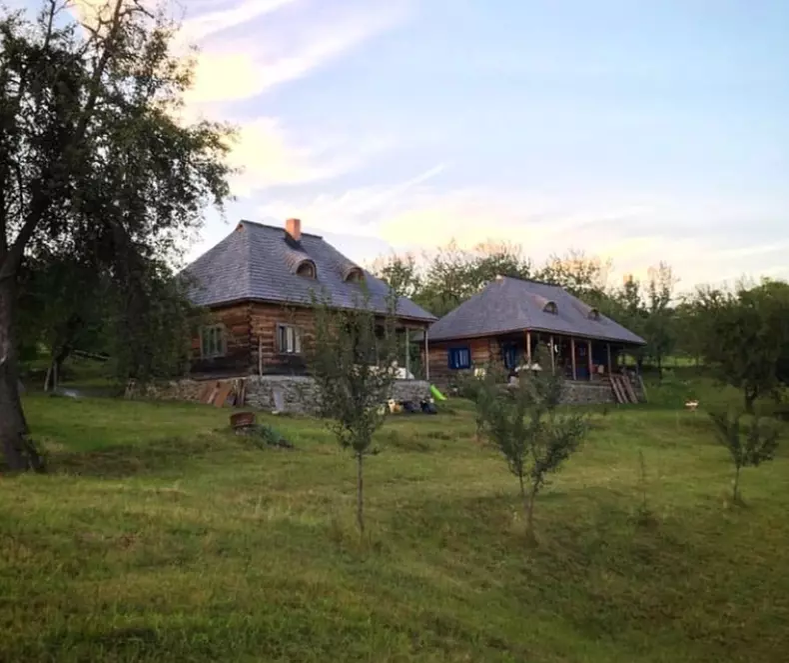Cum arată casa lui Sorin Brotnei din Maramureș. Acoperișul e realizat într-un mod care nu se mai folosește în prezent