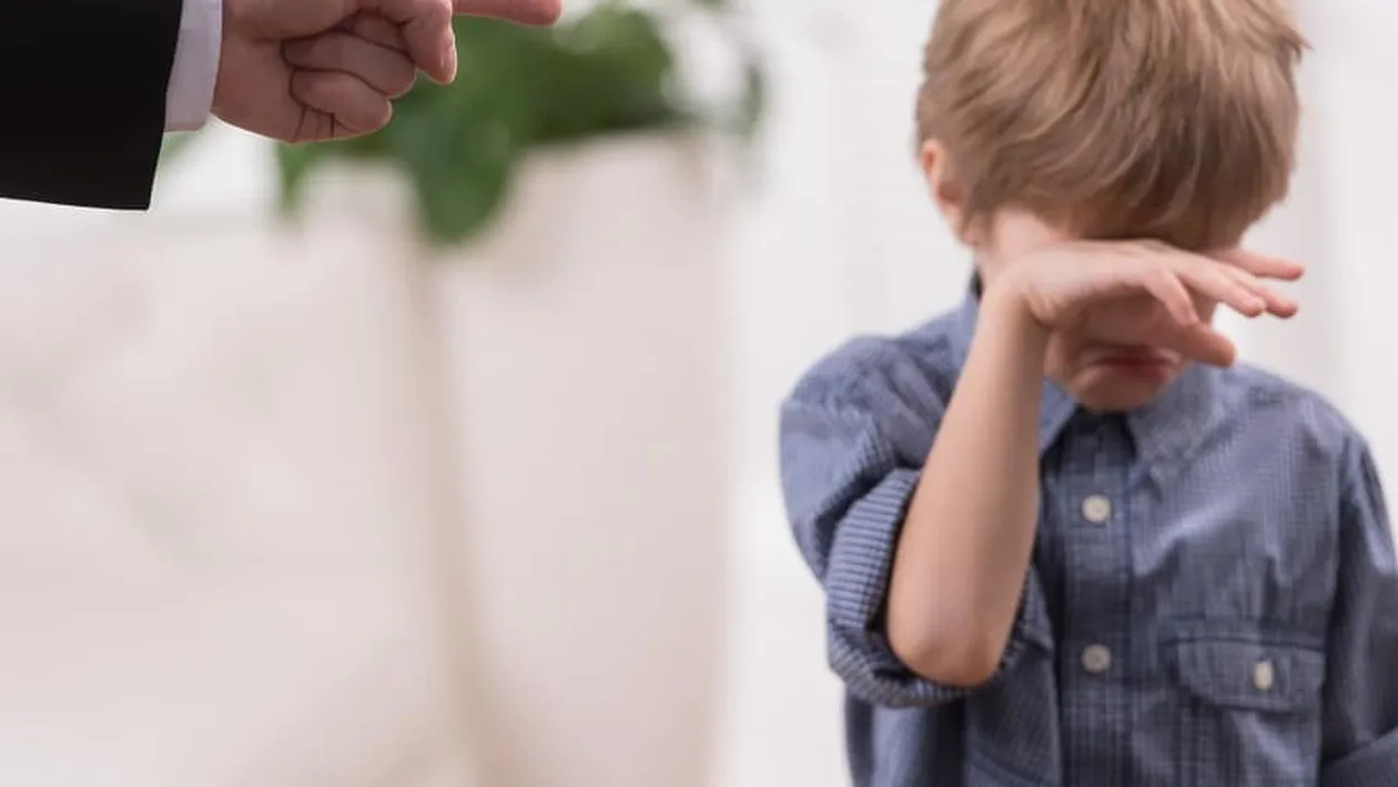 Un băiețel de clasa a treia refuză să mai meargă la școală din cauza profesoarei! Femeia l-a umilit când i-a oferit un mărțișor