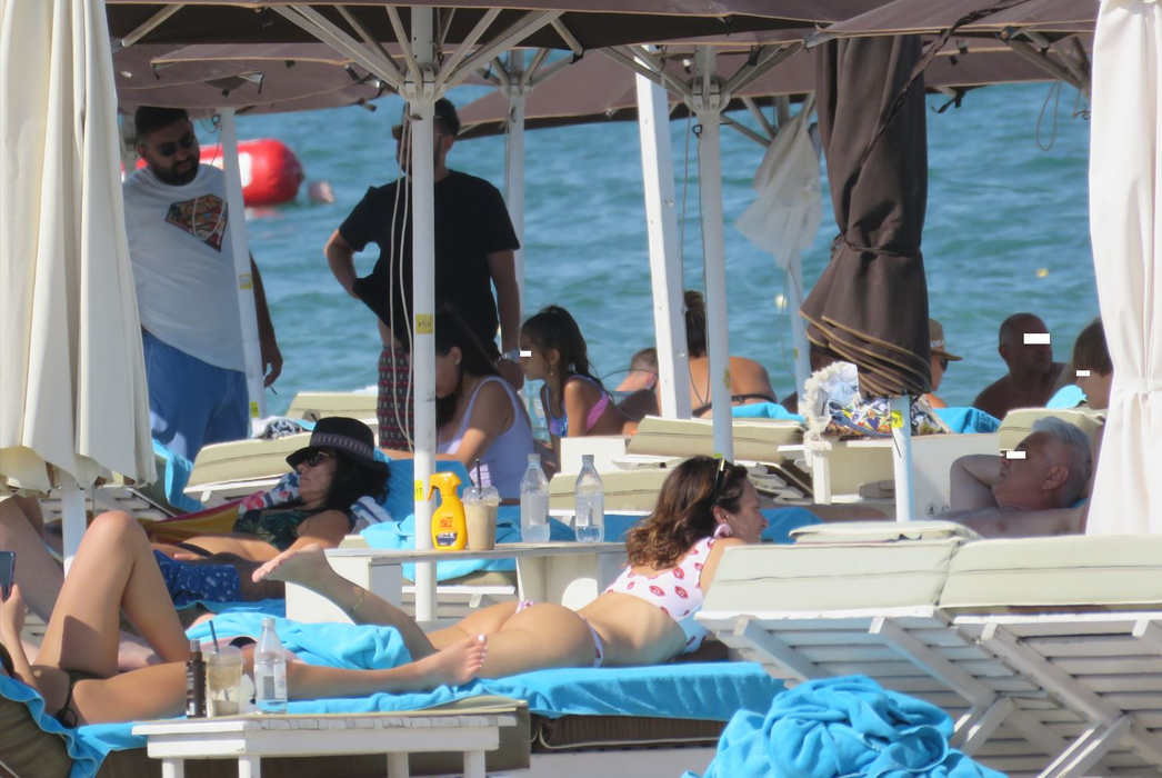 Maria Marinescu s-a întins, pe șezlong, la plajă (Foto: CANCAN.RO)