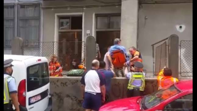 Caz incredibil la Cluj. Un bărbat a făcut infarct și fost scos peste gard de medici. Totul din cauza unui șofer fără bun simț