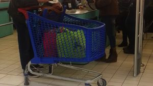Acasa la Vali Craciunescu, femeia conduce! Vezi detaliul care l-a dat de gol pe acordeonist!