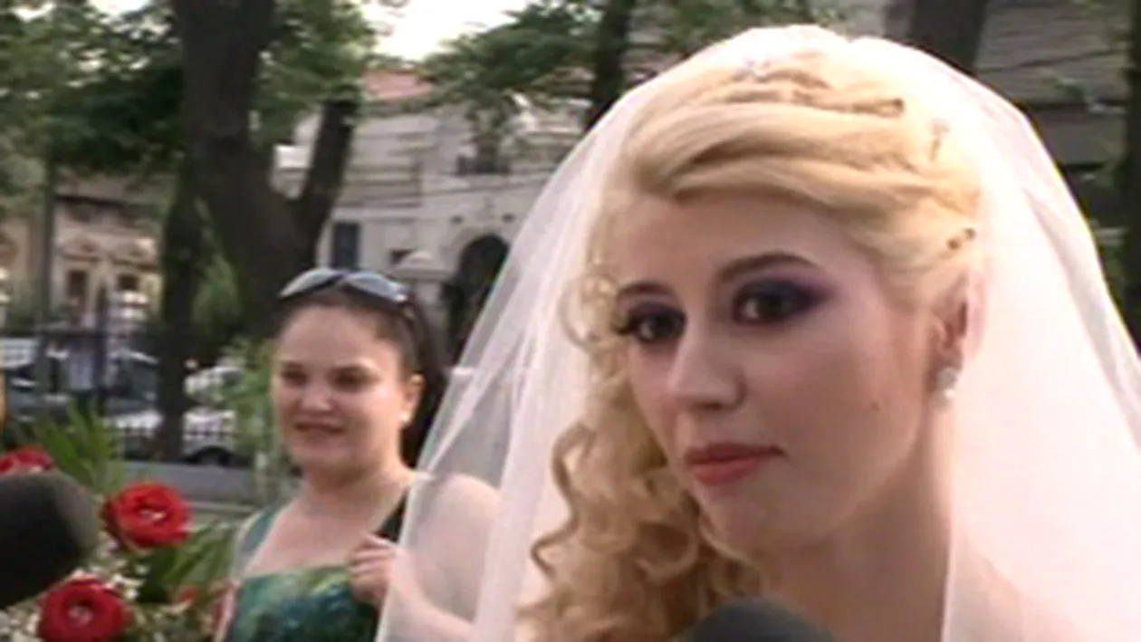 Marian Dragulescu si Corina s-au casatorit! Mireasa s-a descaltat inainte sa intre in biserica: La tara fetele frumoase mergeau desculte