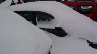 Doi turisti, salvati de jandarmi dupa ce au ramas blocati cu masina in zapada