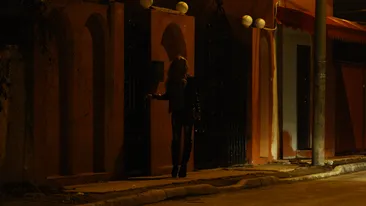 Beyonce de Romania, recital semi-nud sub privirile soferului! S-a dezbracat in masina fara nicio jena!