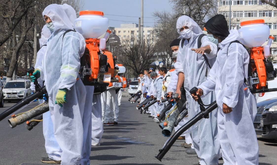 Primăria Sectorului 4 continuă și în weekend campania de dezinfecție a scărilor și aleilor de bloc, a locurilor de joacă și a spațiilor verzi