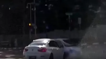 Şoferii nu şi-au putut crede ochilor! O maşină fantomă a apărut de nicăieri şi a provocat un accident într-o intersecţie aglomerată