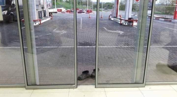 De ce s-a descălțat această bătrână înainte de a intra într-un market din Vaslui!