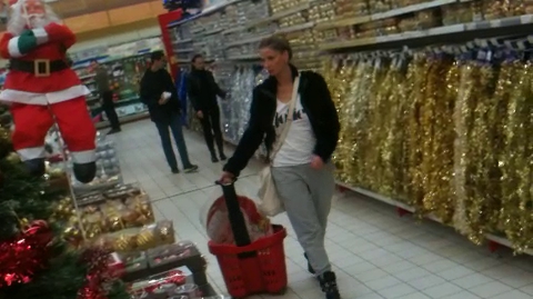 Asa arata o diva gospodina! Andreea Banica "sub acoperire" la raionul de produse de curatat