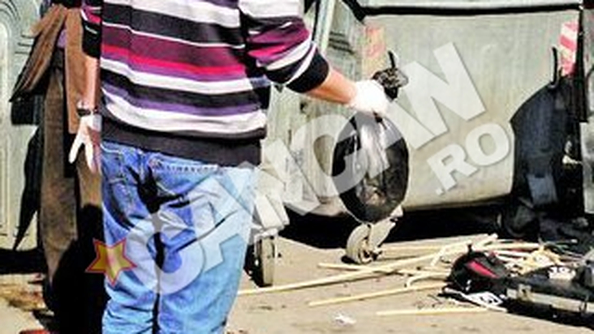 Lasat intr-un sac menajer langa Judecatoria Craiova! Bebelus aruncat la ghena