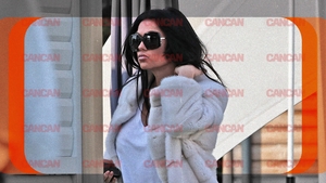 Simona Sensual, sexy-blondina anilor 2010, îi dă în judecată! Alegerile suspendate au ”ars-o” cu 2.000 de euro