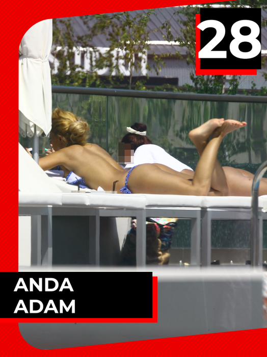 Atenție! Intră în acțiune 40 de vedete care au încins imaginația pe nisipul fierbinte. Sandra Mutu, „Mama Natură” sau Bianca Drăgușanu, tălpile la control!