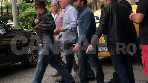 Imagini IREALE CU Johnny DEPP la Bucureşti. A chefuit într-o cârciumă, baricadat cu pătura-n geam!