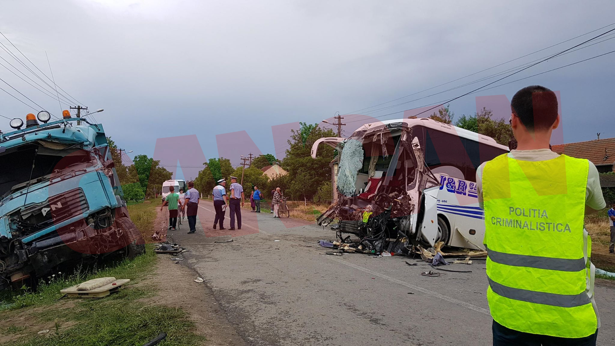 Accident înfiorător în județul Arad, după ce un autobuz plin cu oameni s-a ciocnit cu o autobasculantă. Victimele sunt luate cu elicopterul