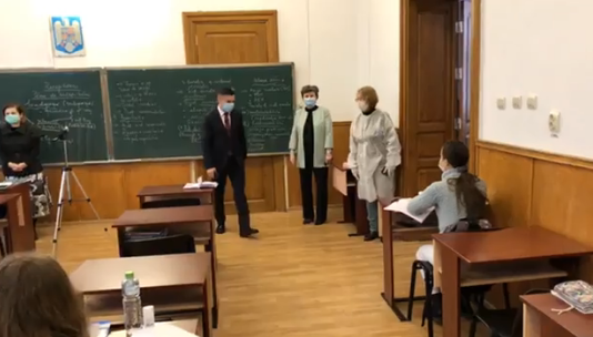 Cum au stat elevii în bănci la redeschiderea școlilor FOTO