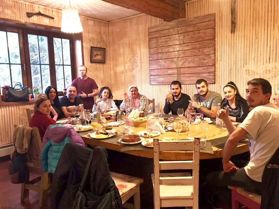 După sesiunea de cumpărături, toată familia lui Leo a sărbătorit cu mare fast, într-un restaurant din Bucureşti