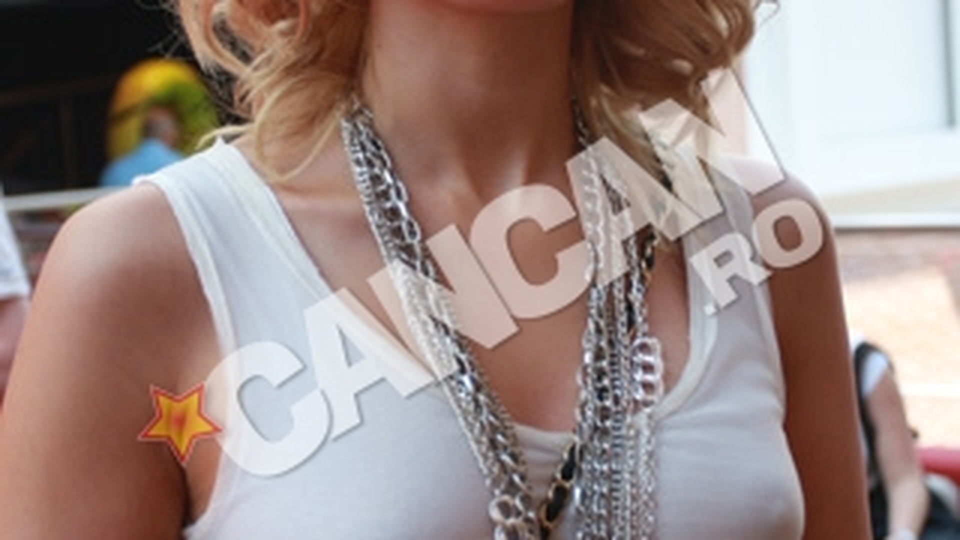 Fericite ca au scapat de "dictatura sutienului", ies la iveala cand vor ele sI pe unde le apuca! Iulia Vantur si-a scapat... sfarcurile de sub control!