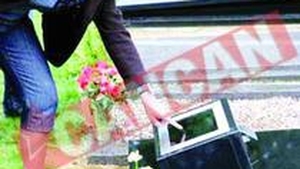 Piatra funerara cu televizor