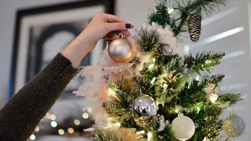 Vrei să ai brad de Crăciun, dar nu vrei sau nu ai timp să îl împodobești? Câți lei costă serviciile de decorare a acestora