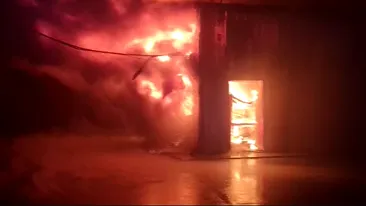 VIDEO | Pericol de explozie! Arde fabrica de mezeluri din Mizil, Prahova!