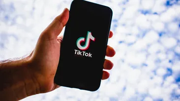 Trendul de pe TikTok în care oamenii primesc bani pentru a suna la 112. Provocarea virală a pus Poliţia Română pe jar