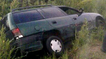 Un sofer din Suceava a intrat cu masina in sant in timp ce fugea de politie. Facea contrabanda cu tigari