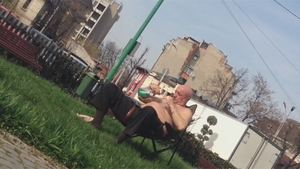 Ce se intampla cand confunzi crema de plaja cu solutia de spalat geamuri. Cum a fost filmat un batran in plin centrul Capitalei!