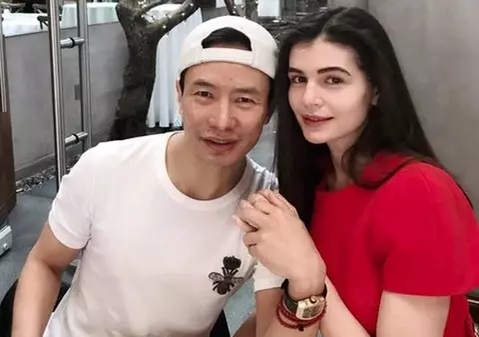 Lovitură dură pentru partenerul Monicăi Gabor! Mr. Pink, dat afară cu scandal din Beverly Hills! „Ne evită și nu plătește chiria. A trebuit să facem evacuarea”
