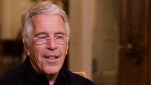 Controversele din jurul morții lui Epstein, dezvăluite la 7 ani de la eveniment. Doi medici legiști au emis verdicte diferite