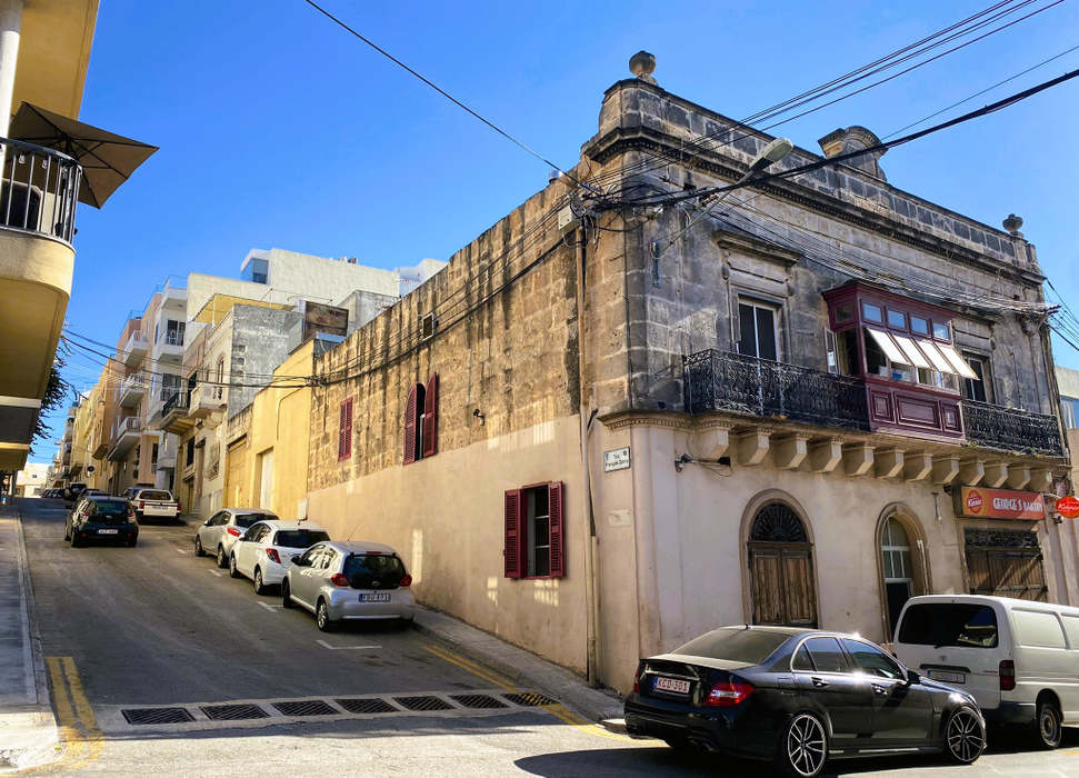 Așa arată un concediu de 8.200 lei în Malta! Ce au primit să mănânce doi turiști români în restaurantul unui hotel de 4 stele din Mellieha