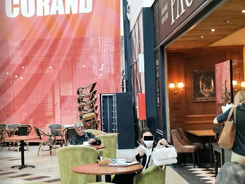 Dan Bittman, singur-singurel, la cafenea în mall