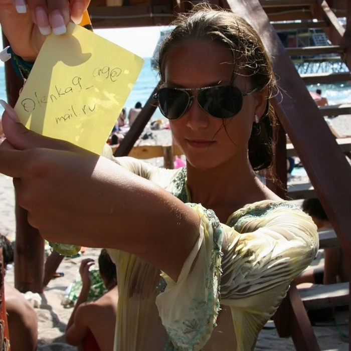 Desfrâu la mare! Aceste fete s-au îmbătat pe plajă și s-au dezbrăcat sub privirile tuturor