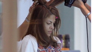 Eva Mendes, coafata la patru maini! Doua coafeze abia au facut fata pretentiilor divei!