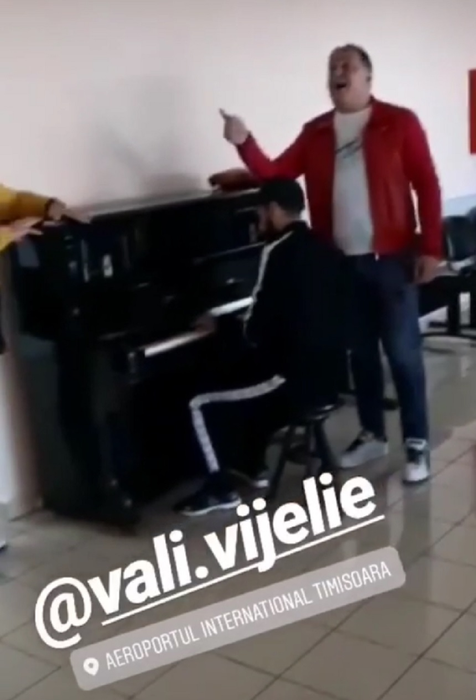 Vali Vijelie a făcut show în sala de așteptare a aeroportului din Timișoara