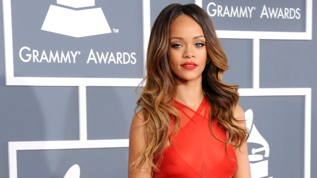 La 4 ani după ce Chris Brown a snopit-o în bătaie, Rihanna a venit cu el la Grammy! Uite ce rochie transparentă a avut