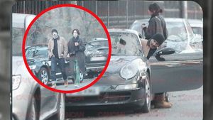 A lăsat cavalerismul în parcare! Nicolai Tand a urcat primul în Porsche