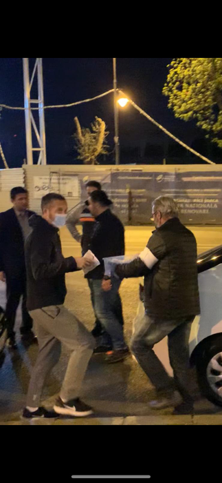 Mihai Stoica a sfidat regulile din Ordonanțele Militare și a mers să ia Lumina Sfântă de la Mănăstirea Cașin! Martorii au fost uimiți când l-au văzut cum era îmbrăcat în plină pandemie de coronavirus | VIDEO